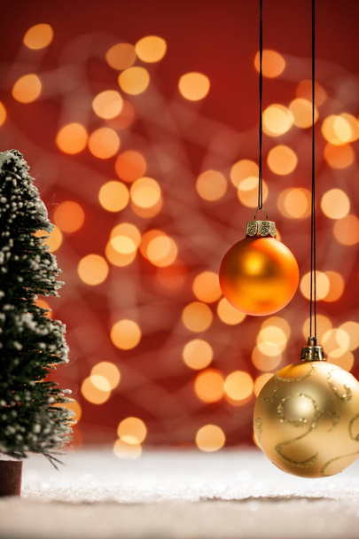 Cálida escena navideña navideña con adornos borrosas luces y sensación de lujo
 - Foto, imagen