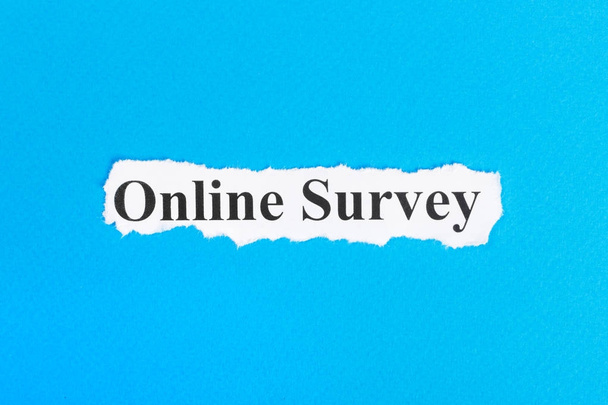 Online Survey tekstu na papierze. Word online Survey na rozdarty papier. Obrazek koncepcyjny - Zdjęcie, obraz
