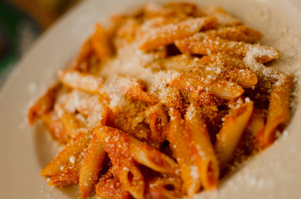 Maccheroni ile parmesan - Italyan Mutfagi. - Fotoğraf, Görsel