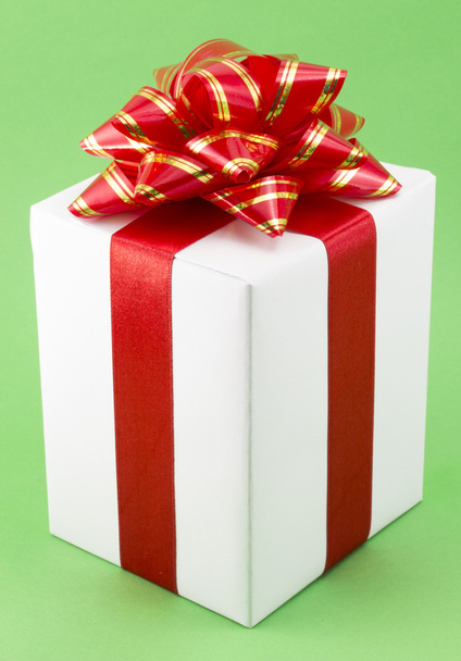 Λευκό κουτί δώρου με κόκκινη κορδέλα - Φωτογραφία, εικόνα