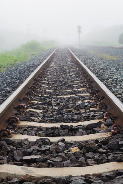 Envolvente ferroviario de metal por niebla
  - Foto, Imagen