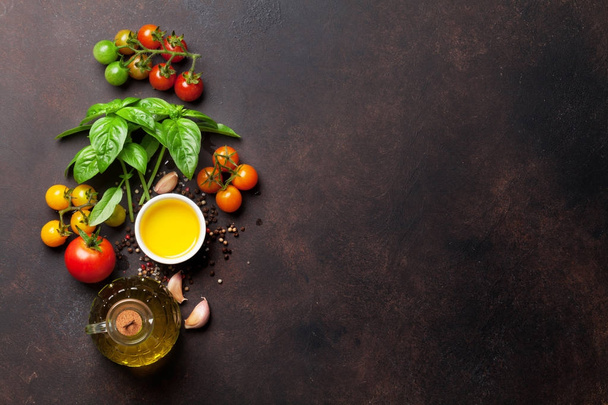 Tomates, albahaca, aceite de oliva y especias
 - Foto, imagen
