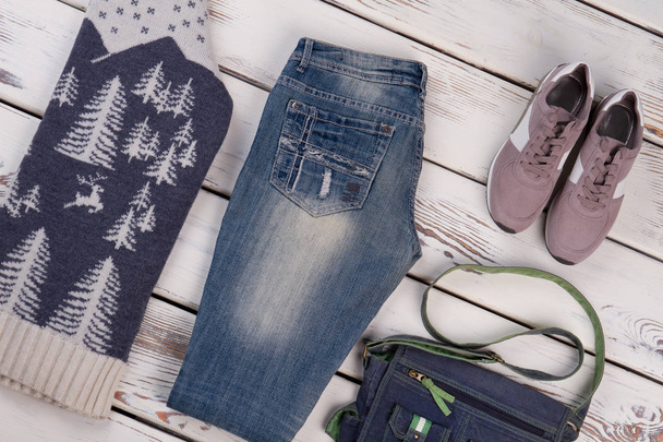 Gebreide pullover en gewone jeans - Foto, afbeelding