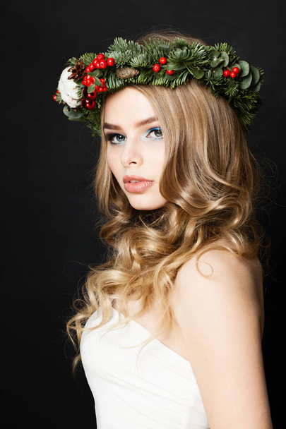 Christmas Woman Fashion Model wearing Christmas Wreath - Foto, imagen