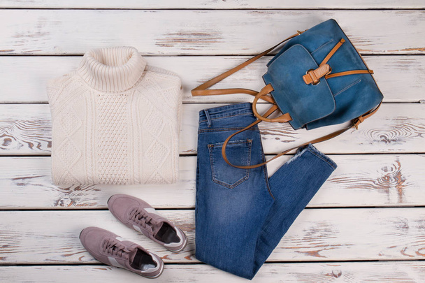 Пуловер, джинсы, кроссовки и рюкзак
 - Фото, изображение