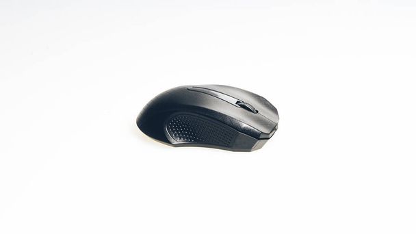 Tek siyah ve gri kablosuz klavye faresi çerçeve ortasındaki beyaz çerçevede kopyalama alanı ile izole edilmiş - Fotoğraf, Görsel