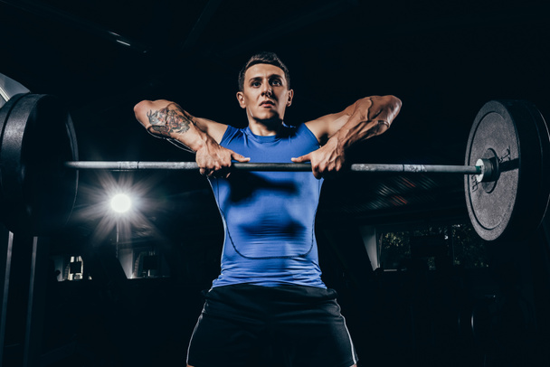 deportista atlético levantando la barra
 - Foto, Imagen