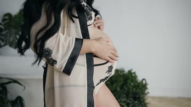 Beautiful young woman in silk lingerie for 7 months pregnant - Filmagem, Vídeo