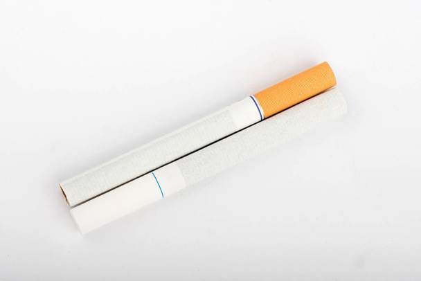 τσιγάρο, τσιγάρο σε λευκό φόντο, πακέτο τσιγάρα, γκρο πλαν ενός τσιγάρου - Φωτογραφία, εικόνα