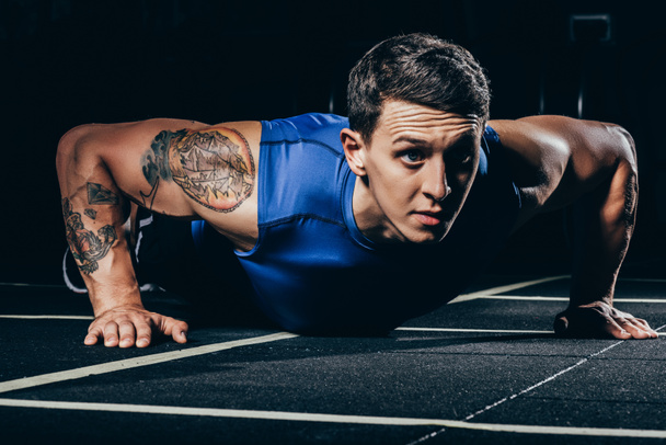 sportovec dělá push up - Fotografie, Obrázek