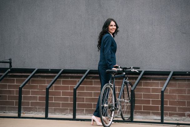Geschäftsfrau parkt Fahrrad - Foto, Bild