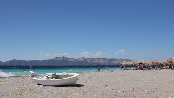 Biały mały łodzi wiosłowej łodzi suche zadokowany na plaży  - Materiał filmowy, wideo
