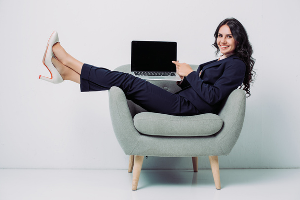 businesswoman showing laptop - Fotoğraf, Görsel