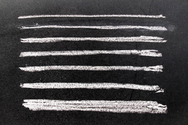 Set de pinceles de arte grunge de tiza blanca en forma de línea cuadrada sobre fondo de pizarra negra. Elemento de decoración y diseño
 - Foto, Imagen