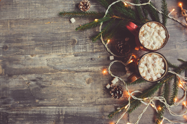 vue de dessus du cacao chaud avec guimauves sur table rustique en bois avec lumières de Noël. Confortable concept de maison d'hiver
 - Photo, image