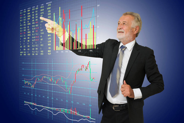 Бизнесмен направляет свою руку на информацию о Цифровом фондовом рынке b
 - Фото, изображение