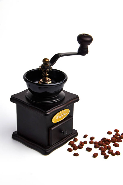Un moulin à main avec des grains de café
. - Photo, image