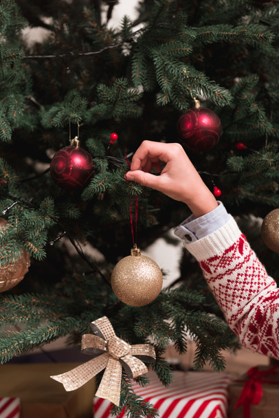 Dítě zdobí vánoční stromeček - Fotografie, Obrázek