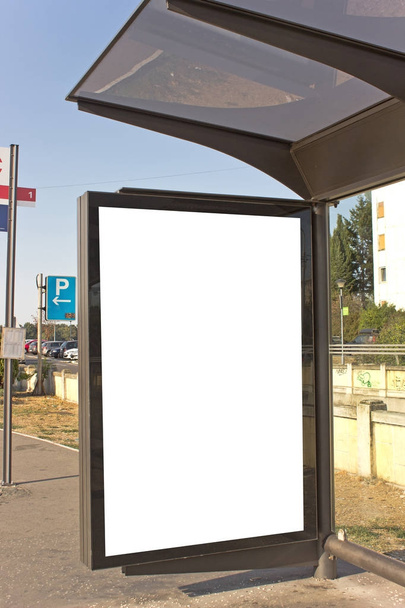 Billboard na parada de ônibus na cidade
 - Foto, Imagem
