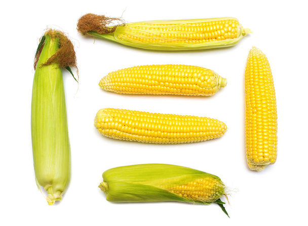 Mais mit Haut oder ohne Haut isoliert auf weißem Hintergrund. a c - Foto, Bild
