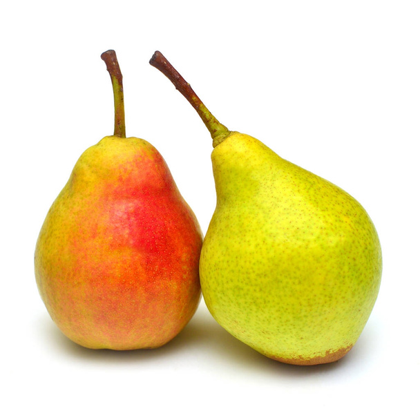 Δύο αχλάδι όμορφα φρούτα που απομονώνονται σε λευκό φόντο. Νόστιμα - Φωτογραφία, εικόνα