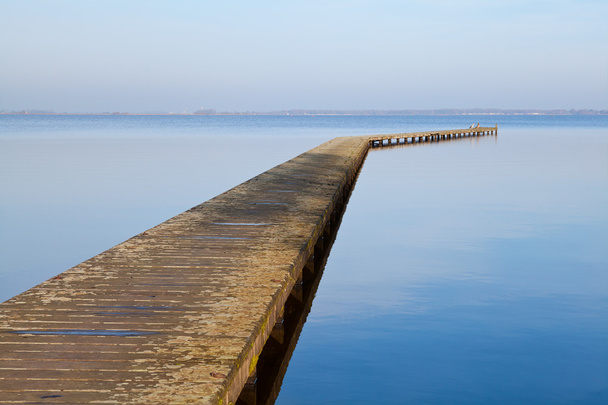 büyük göl kenarında uzun ahşap iskele - Fotoğraf, Görsel