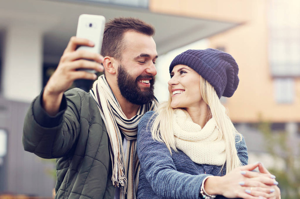 Bild zeigt glückliches junges Paar beim Dating in der Stadt - Foto, Bild