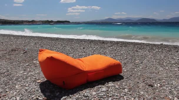 Lujosas tumbonas de moda, tumbonas para relajarse en la playa de arena
  - Metraje, vídeo