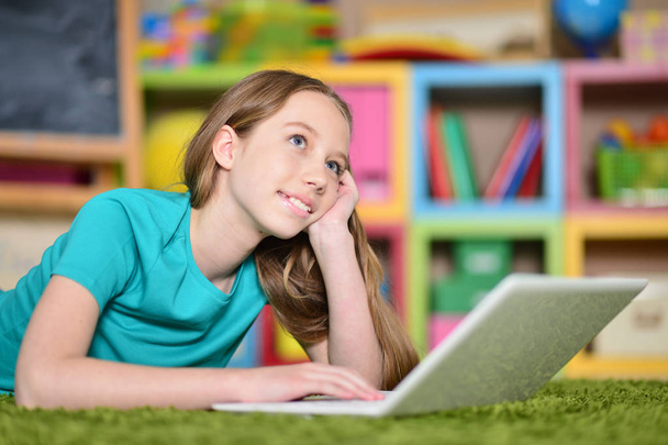 menina usando laptop moderno
  - Foto, Imagem