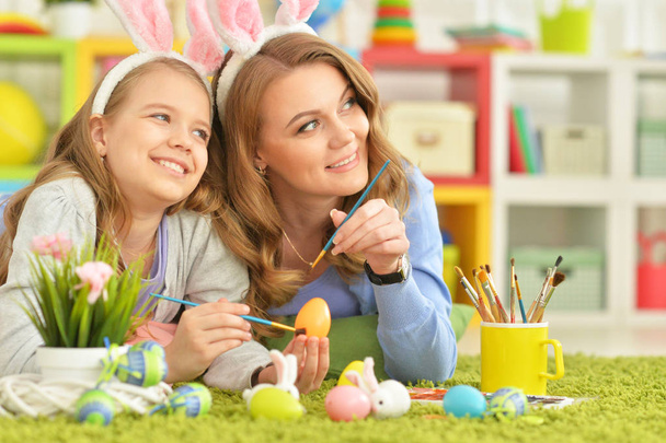 Mother and daughter colouring eggs  - Foto, Imagen