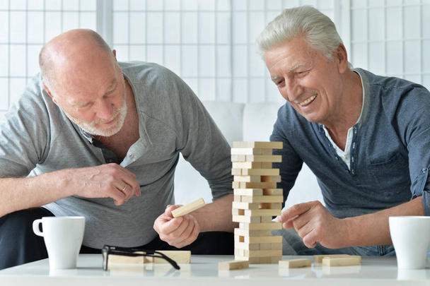 старші чоловіки грають у настільну гру
 - Фото, зображення