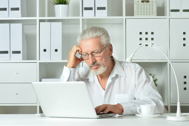 mature man using laptop - Zdjęcie, obraz