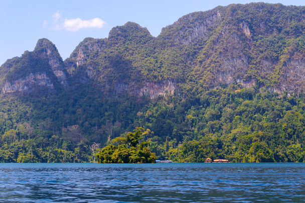 美しい山の湖の川の空とラチャプラハダムの自然観光スポットカオソック国立公園,サラト・タニー省,タイ - 写真・画像