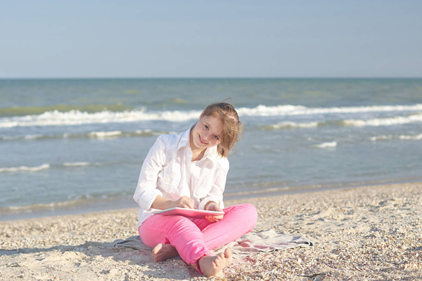 Girl seventeen-year-old  with Down syndrome on the beach play wi - 写真・画像