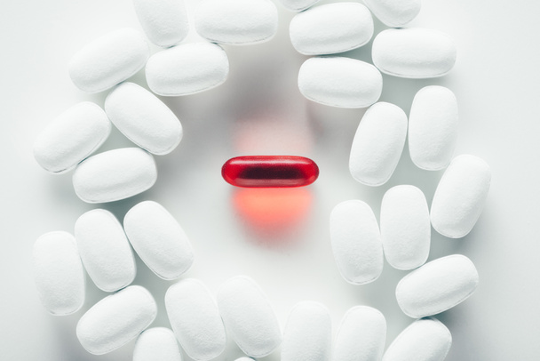 witte en rode capsules - Foto, afbeelding
