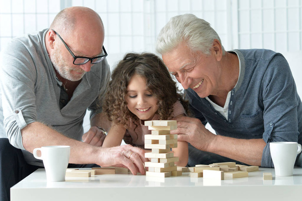 senior men and granddaughter with  board game - Zdjęcie, obraz