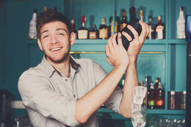 Barman schudden en mengen van alcohol cocktail - Foto, afbeelding