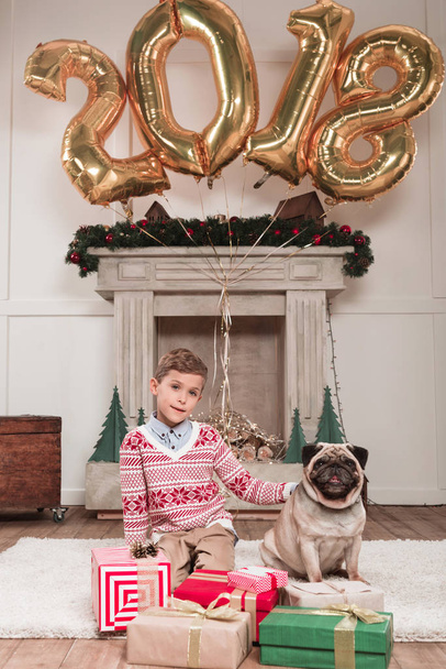 chlapec se psem na Vánoce - Fotografie, Obrázek