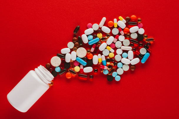 kleurrijke pillen en verpakking - Foto, afbeelding