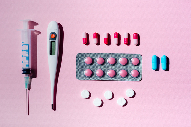 pastillas, termómetro y jeringa
 - Foto, Imagen