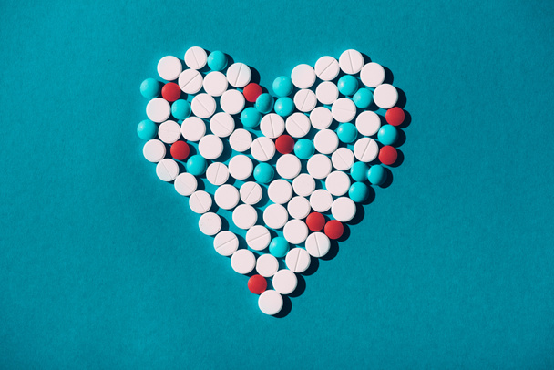 colorful pills in heart symbol  - Foto, Imagen