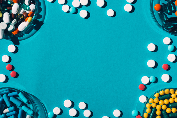 pastillas de colores en placas de Petri
 - Foto, Imagen