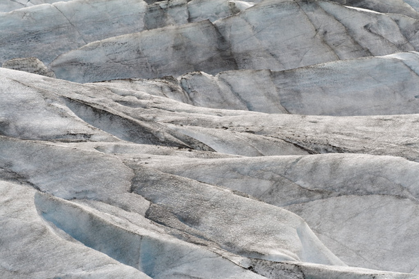 Contornos montañosos de un glaciar
 - Foto, imagen