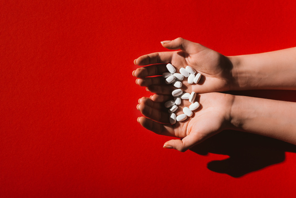 Pillen in menschlichen Händen - Foto, Bild