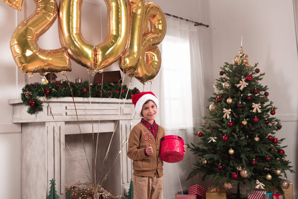 Αγόρι με χριστουγεννιάτικο δώρο - Φωτογραφία, εικόνα