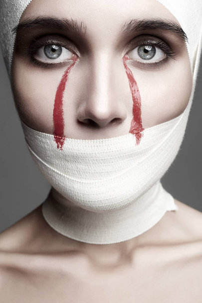 Halloween stijl meisje met bloedige tranen - Foto, afbeelding