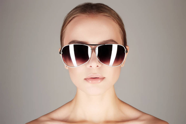 жінка в сонцезахисних окулярах. модна дівчина
 - Фото, зображення