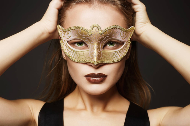 Menina modelo de beleza em máscara de carnaval
 - Foto, Imagem