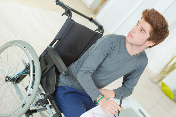 uomo sulla sedia a rotelle e disabilità
 - Foto, immagini