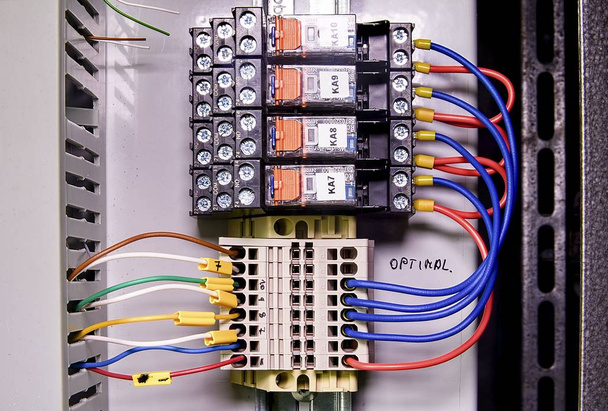 Connecteurs de câblage à gros plan, câbles multi-couleurs avec champs de légende. Pinces à câble
 - Photo, image